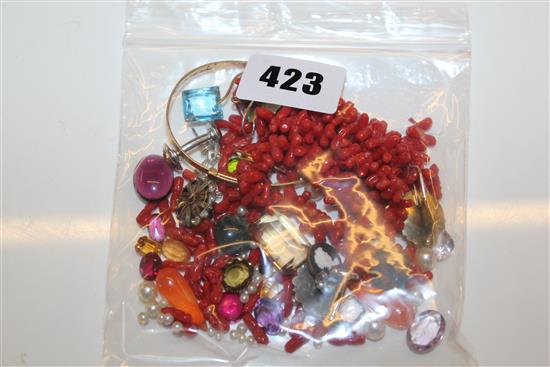 A mixed lot of beads etc